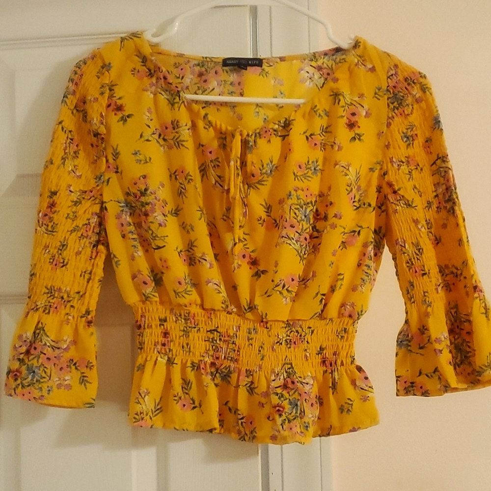Heart and Hips Yellow floral/dainty blouse in size juniors small